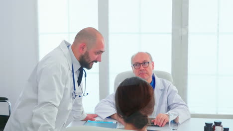 equipo de médicos en el consultorio del hospital para el diagnóstico