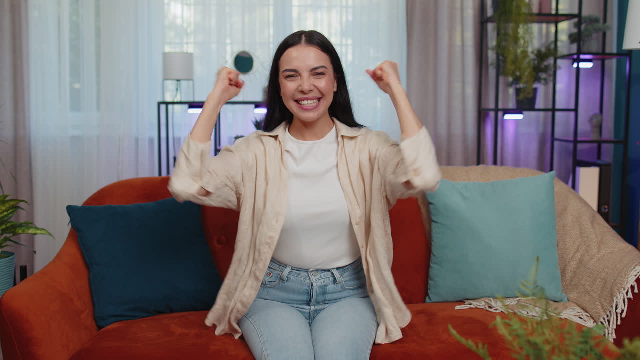 놀란 젊은 여성, 갑작스러운 승리로 충격을, 좋은 승리 소식, 축하, 와우 반응