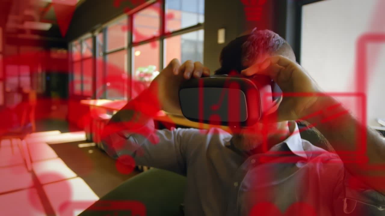 vr 헤드을 착용한 두 인종 남성에 대한 소셜 미디어 아이콘의 애니메이션