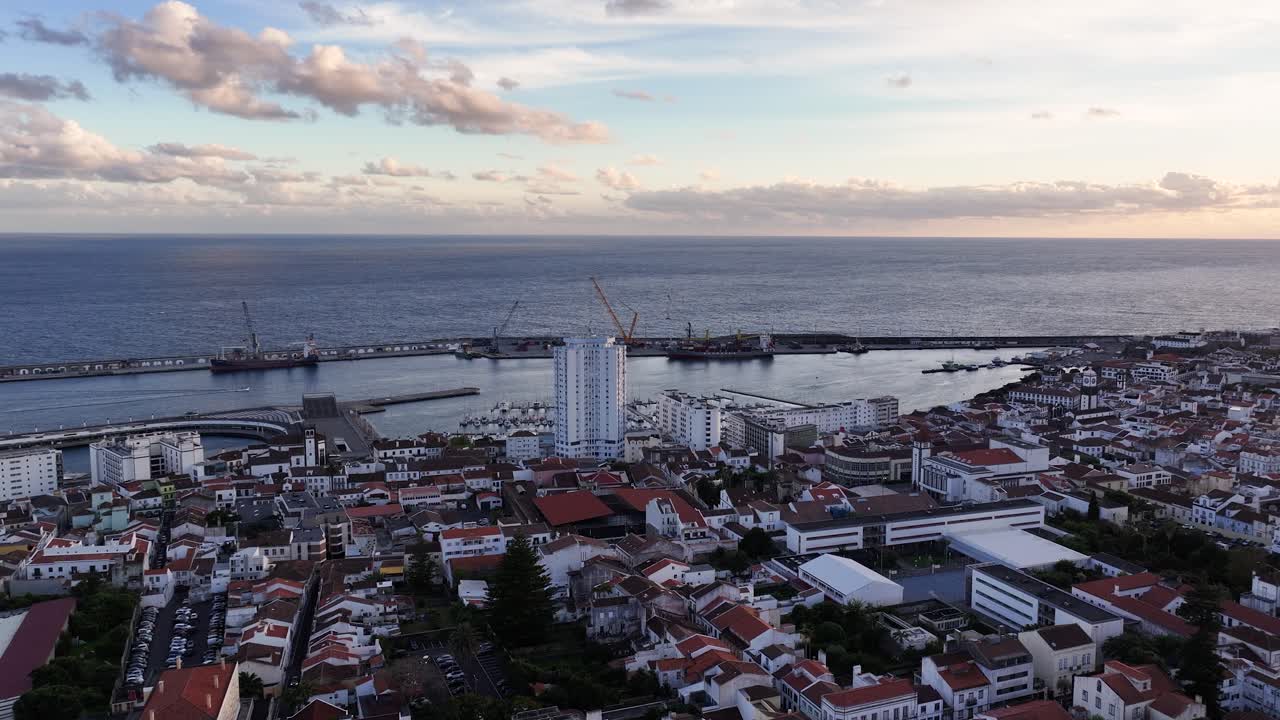 Vista aerea di una città costiera con porto al tramonto