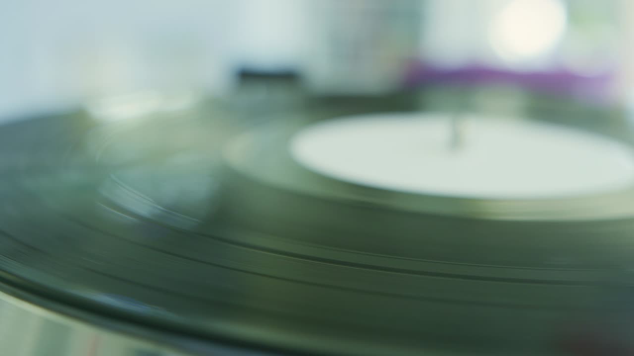 деталь винтажного пластинщика с вращающимся винилом