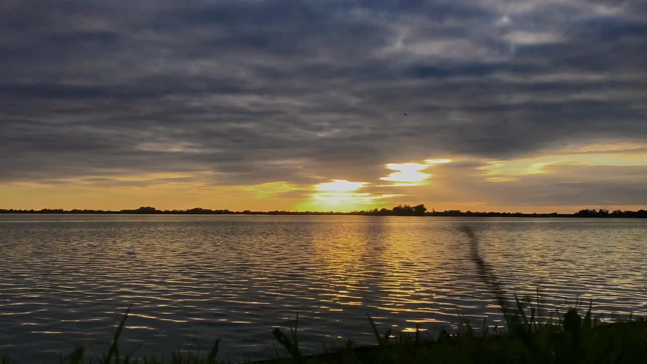 puesta de sol sobre un lago tranquilo