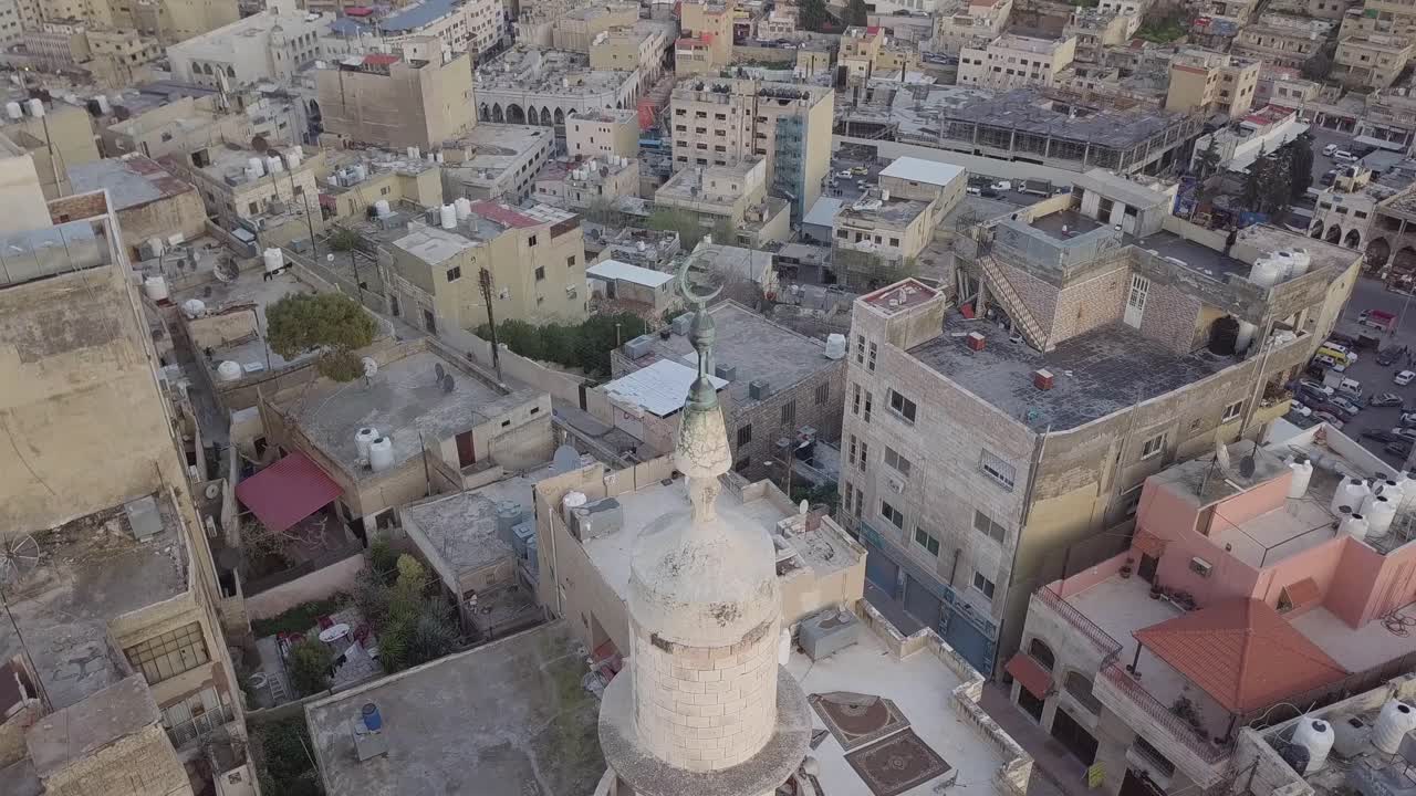 vista aérea de una mezquita en jabal amman jordan mostrando la comunidad local
