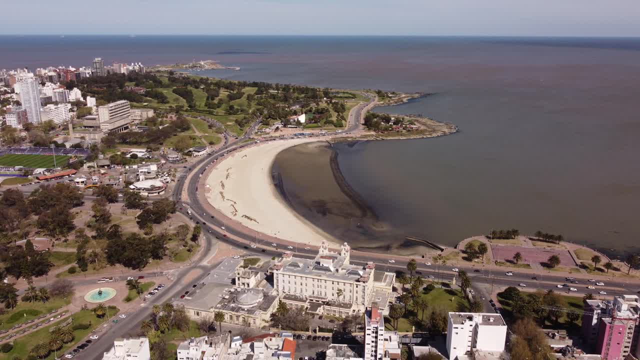 우루과이 몬테비데오 수도 주변의 교통량이 있는 해안 도로를 보여주는 공중 역방향