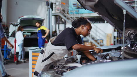 Automechaniker-Bittet-Kollegen-Um-Hilfe