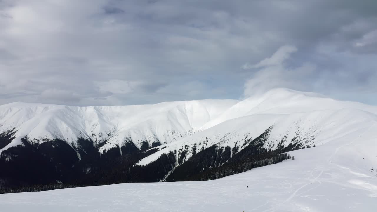 vista expansiva de los picos de batrana y papusa bajo un cielo nublado en iezer-papusa, rumania