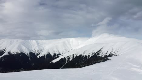 Weitläufiger-Blick-Auf-Die-Gipfel-Batrana-Und-Papusa-Unter-Bewölktem-Himmel-In-Iezer-Papusa,-Rumänien