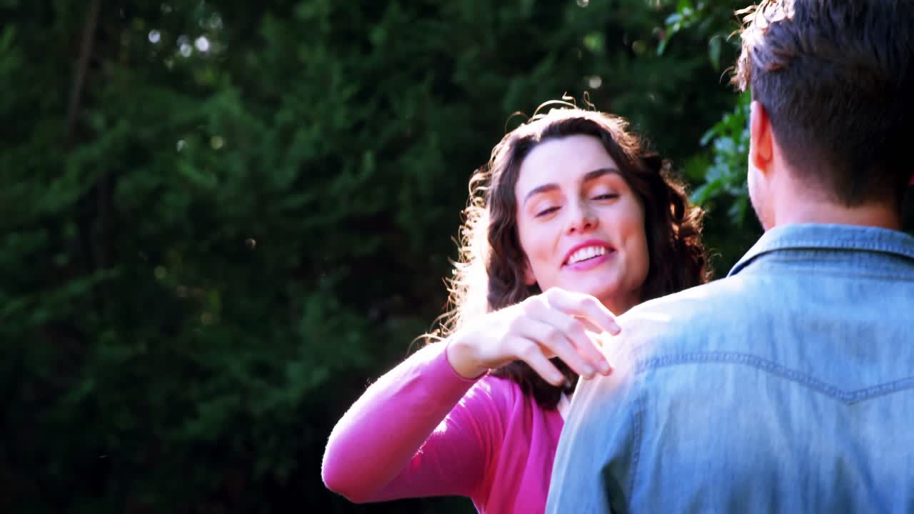 una pareja romántica abrazándose en el jardín.