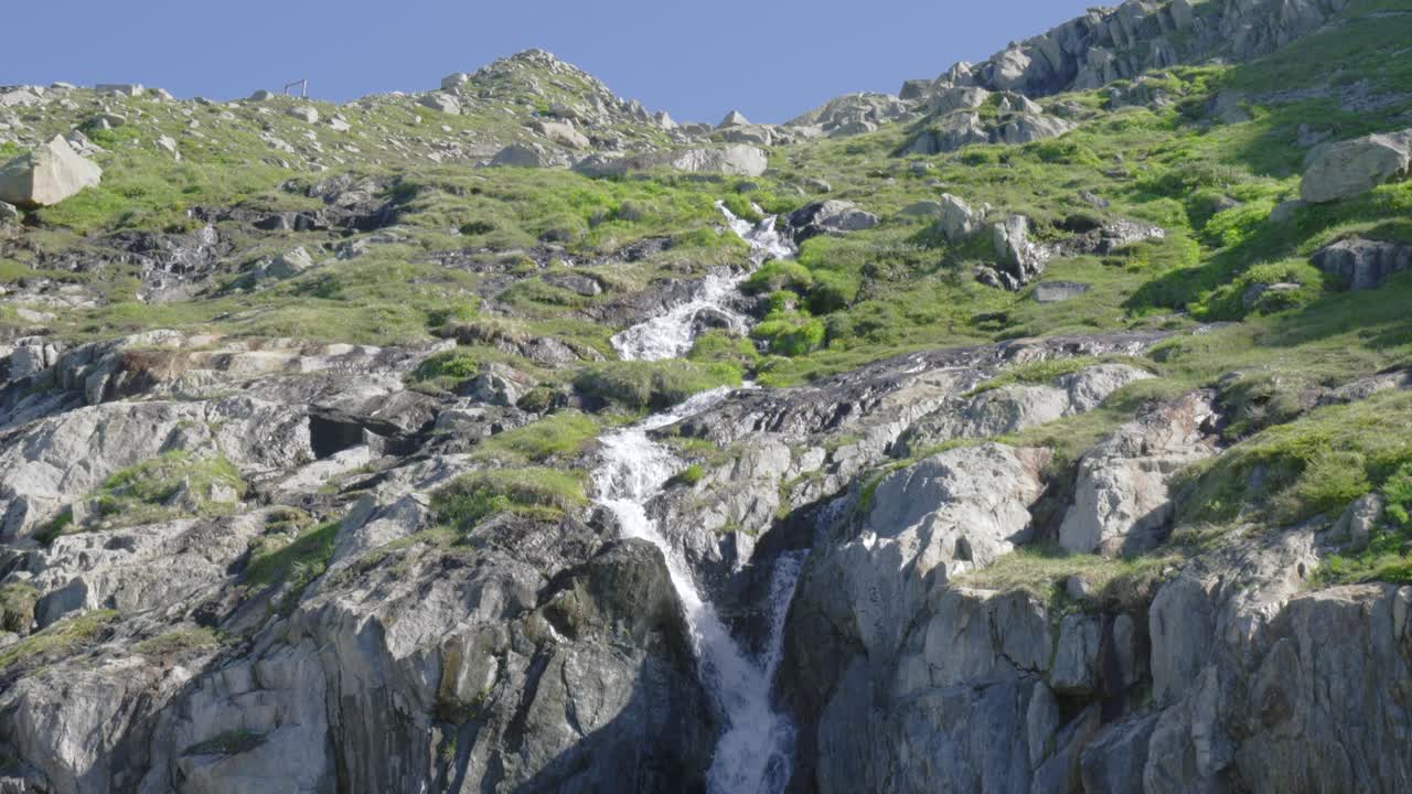 catarata de los alpes suizos del derretimiento del glaciar del ródano flujo de hielo, inclinación de drone