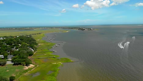 Barcos-Que-Viajan-Sobre-El-Agua-En-La-Costa-De-Mt-Pleasant,-Carolina-Del-Sur