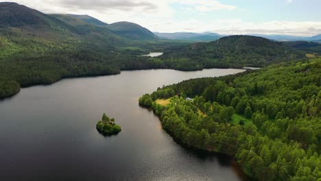 El-Corazón-Salvaje-De-Escocia:-Una-Exploración-Aérea-Del-Lago-An-Eilein-Y-El-Castillo-En-Medio-Del-Bosque-De-Pinos-Silvestres-De-Cairngorms,-Aviemore,-Reino-Unido