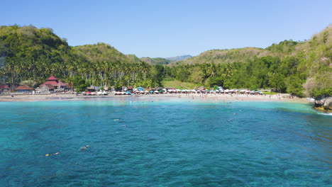 Crystal-Bay-Beach,-Nusa-Penida-En-Bali,-Indonesia,-Con-Una-Increíble-Playa-Tropical-Y-El-Océano-Índico-Azul.