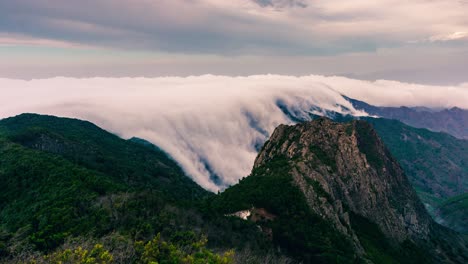 Caída-De-Nubes-En-La-Parte-Superior-De-La-Isla-De-La-Gomera,-Islas-Canarias