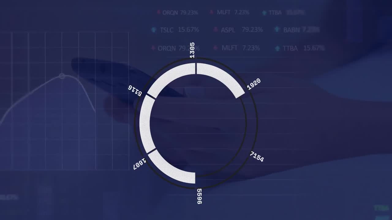 스마트 폰을 사용하는 사람의 중간 부분에 대한 스캐너 및 금융 데이터 처리 애니메이션
