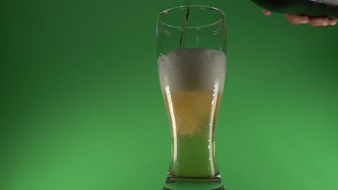 cerveza vertida en un vaso