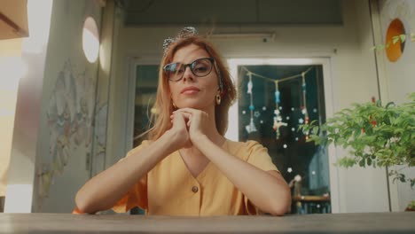 mujer en el café