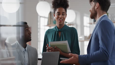 Hermosa-Mujer-De-Negocios-De-Raza-Mixta-Reunión-De-Gerente-Con-Equipo-Corporativo-Discutiendo-Proyectos-Compartiendo-Ideas-Creativas-Disfrutando-Del-Trabajo-En-Equipo-En-El-Espacio-De-Trabajo-De-Oficina