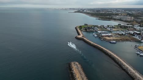 Pequeño-Barco-Que-Sale-Del-Puerto-De-Coogee,-Suburbios-De-La-Ciudad-De-Perth-En-El-Oeste-De-Australia