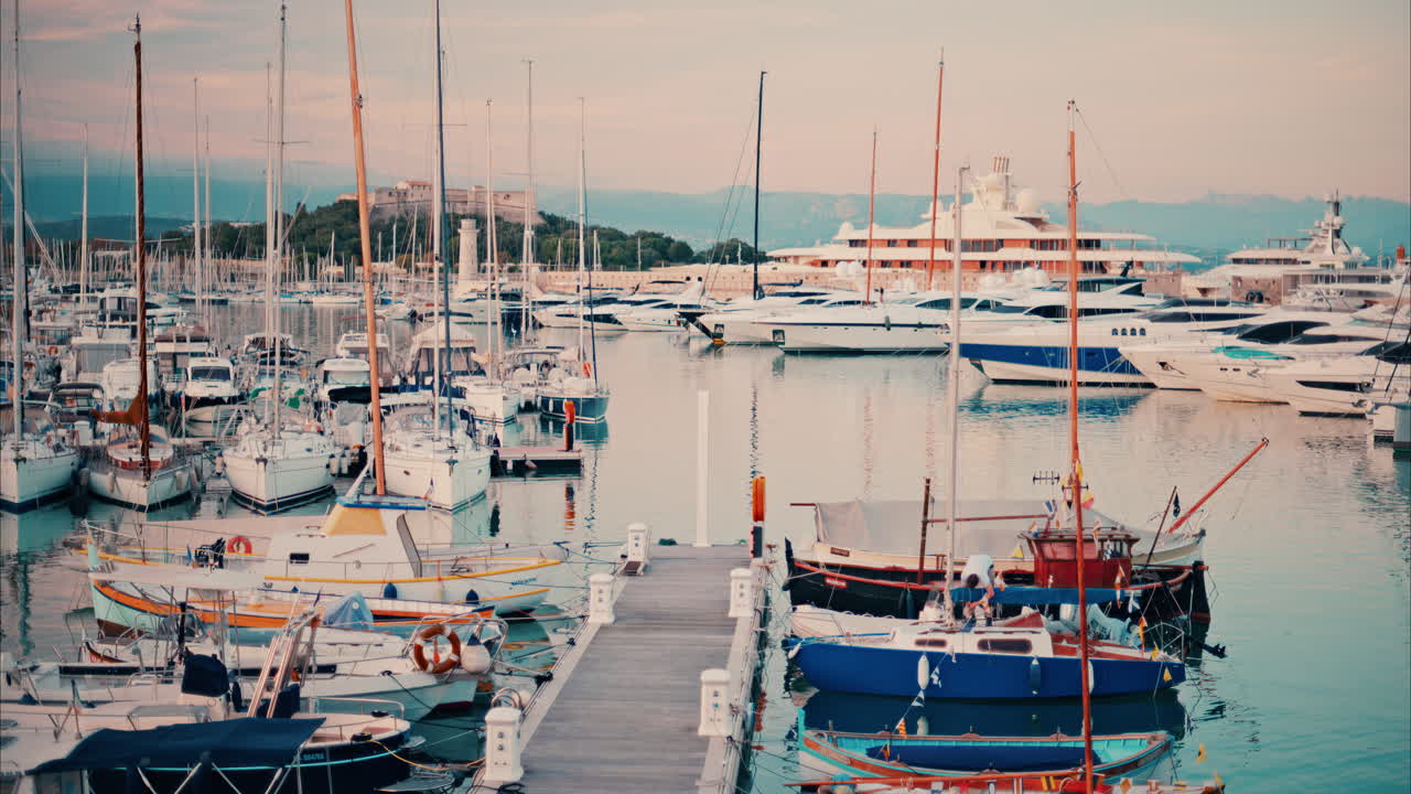 Molteplici barche ormeggiate nel porto Vauban ad Antibes, Francia