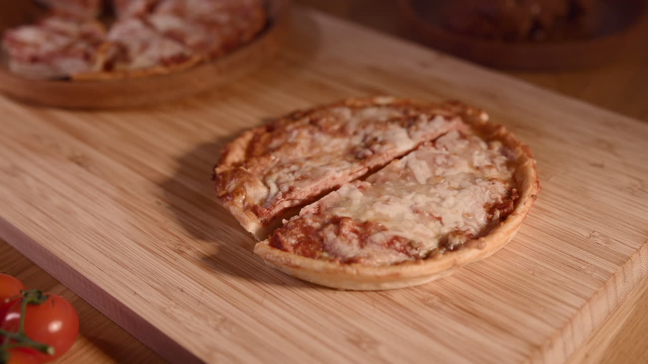 Fetta di pizza su tagliere