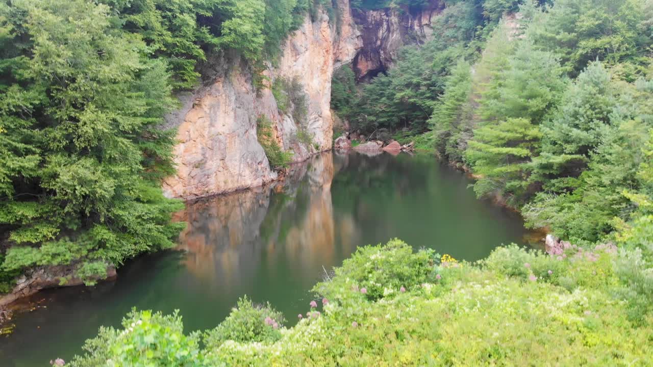 여름날 9일 노스캐롤라이나 주 리틀 스위스 근처 에메랄드 마을에 있는 버넷 지점의 4k 드론 비디오
