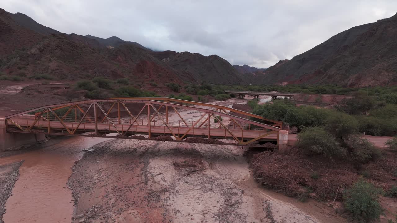 un puente oxidado sobre un lecho de río seco en la ruta panorámica 68, quebrada de las conchas, salta, vista aérea