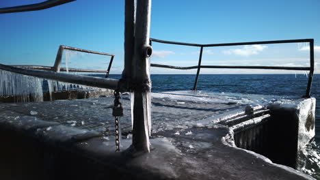 plano general de un embarcadero de hormigón cubierto de hielo por el lago ontario