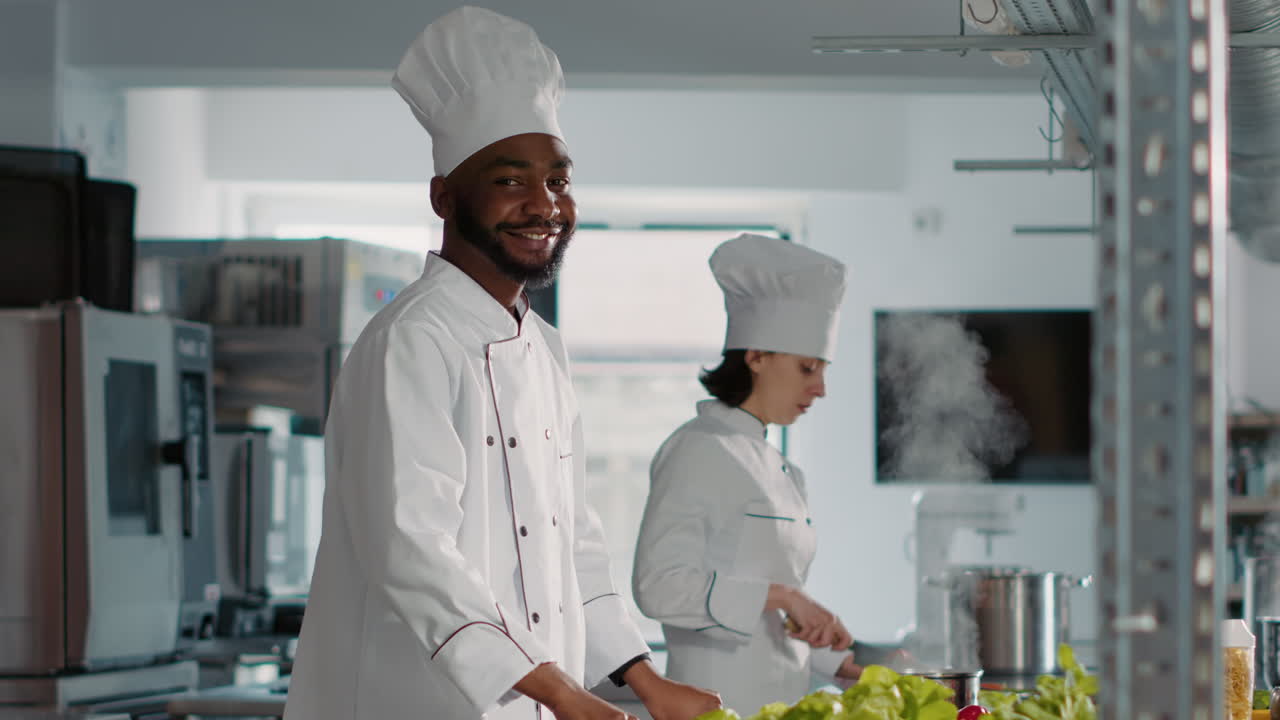 Ritratto autentico di uno chef afroamericano che prepara un piatto