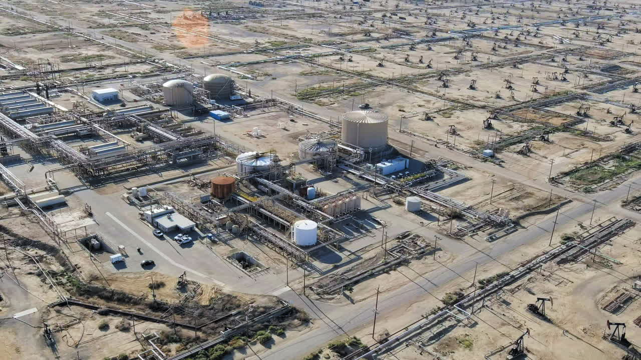 refinería industrial de petróleo en california, ee.uu. - disparo aéreo de un dron