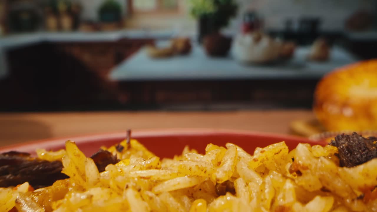 mujer colocando un pimienta roja cortada en un plato de pilaf de arroz