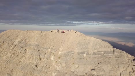 excursionistas disfrutando de un amanecer temprano en la mañana en mt nebo salt lake city utah con sombras oscuras - inclinación aérea creciente