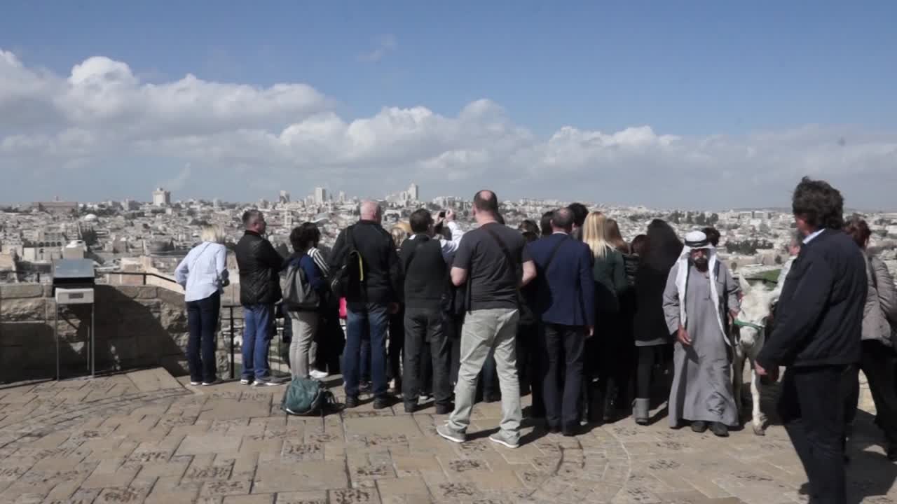 Turisti che ammirano la vista di Gerusalemme da un punto panoramico storico