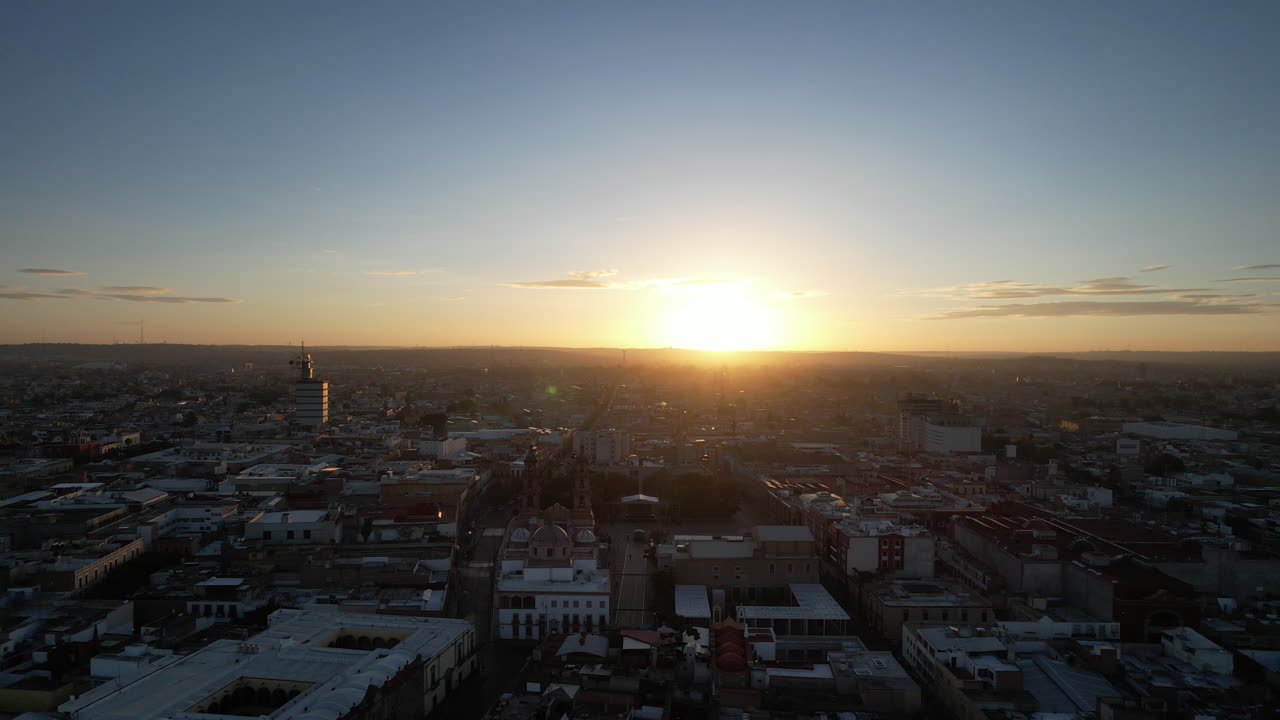 nascer do sol no centro da cidade