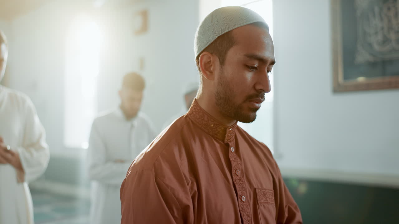 무슬림, 기도하고 영적인 위해 모스크에서 남자