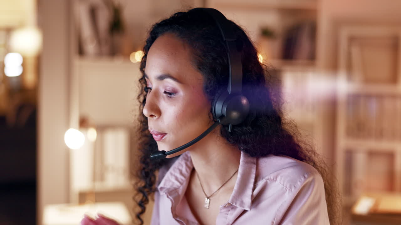 Telemarketing, affari e donna che lavora sulla tecnologia