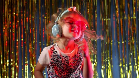 una adolescente futurista escuchando música con auriculares, bailando en cámara lenta en un club de discoteca.