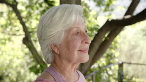 Retrato-De-Una-Feliz-Mujer-Caucásica-Mayor-Con-Pelo-Blanco-En-La-Naturaleza-Soleada,-Espacio-Para-Copiar,-Cámara-Lenta