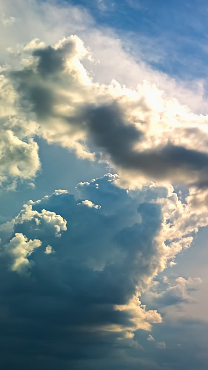 Timelapse di nuvole drammatiche che si muovono attraverso un cielo azzurro vibrante.
