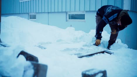 Europäischer-Mann,-Der-Im-Winter-An-Einer-Schneebedeckten-Landschaft-Im-Freien-Arbeitet