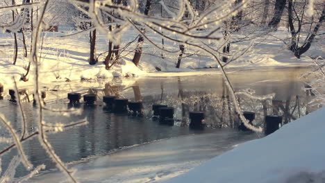 Winterfluss-Im-Park.-Winter-Wunderland.-Gefrorener-Fluss-Im-Winterpark