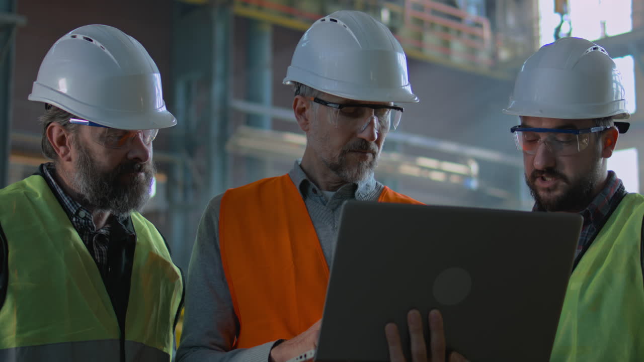 заводская команда проверяет данные на ноутбуке