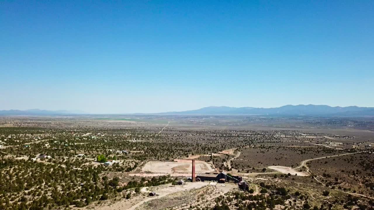 ciudad del desierto y antigua vista aérea de la mina de mineral de plata abandonada con drone en verano nevada