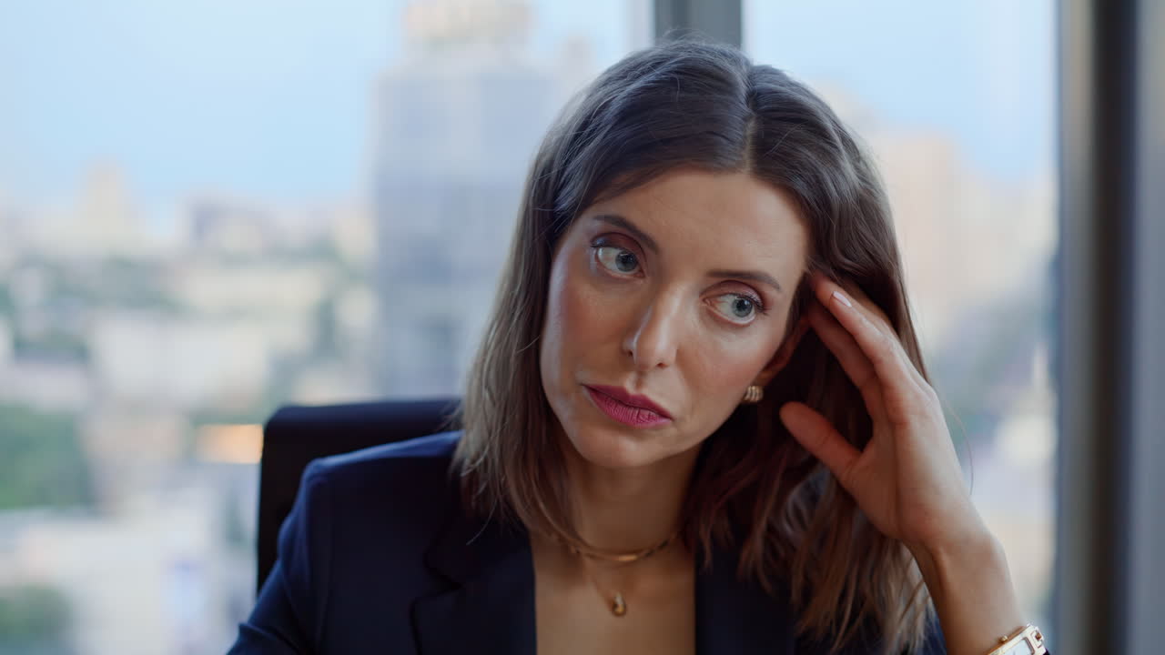Primo piano di un manager preoccupato che riflette sulle soluzioni ai problemi aziendali sul posto di lavoro