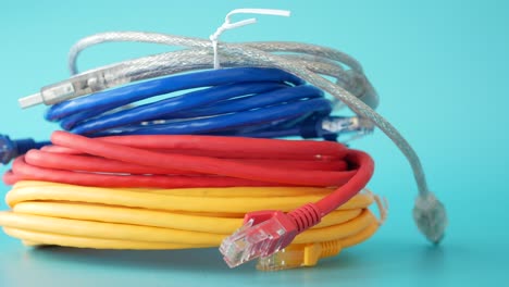 cables de red de colores apilados
