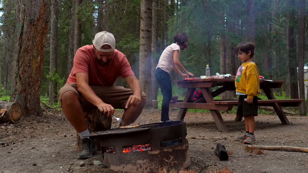 Familiecamping og grill i skoven