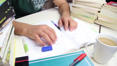 ansiedad nerviosa de los dedos del estudiante tocando