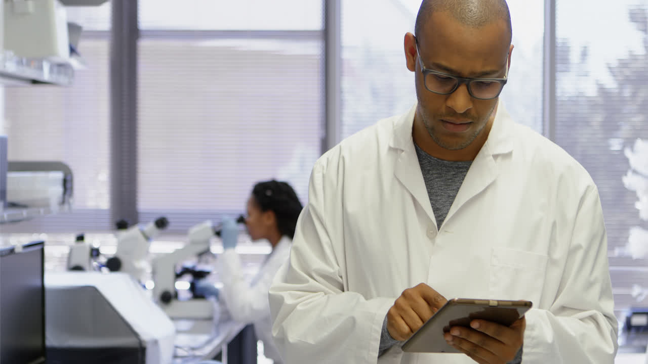 Scienziato che usa un tablet digitale 4K