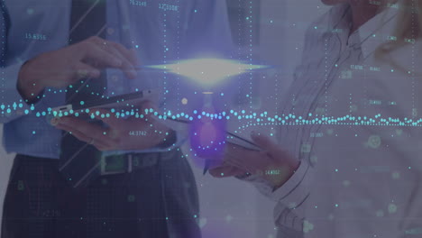 animación del procesamiento de datos financieros sobre diversos empresarios que utilizan teléfonos inteligentes