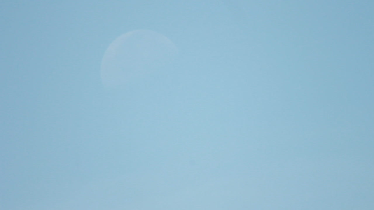 낮 동안 반달 설정의 timelapse