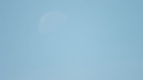 timelapse de la puesta de media luna durante el día